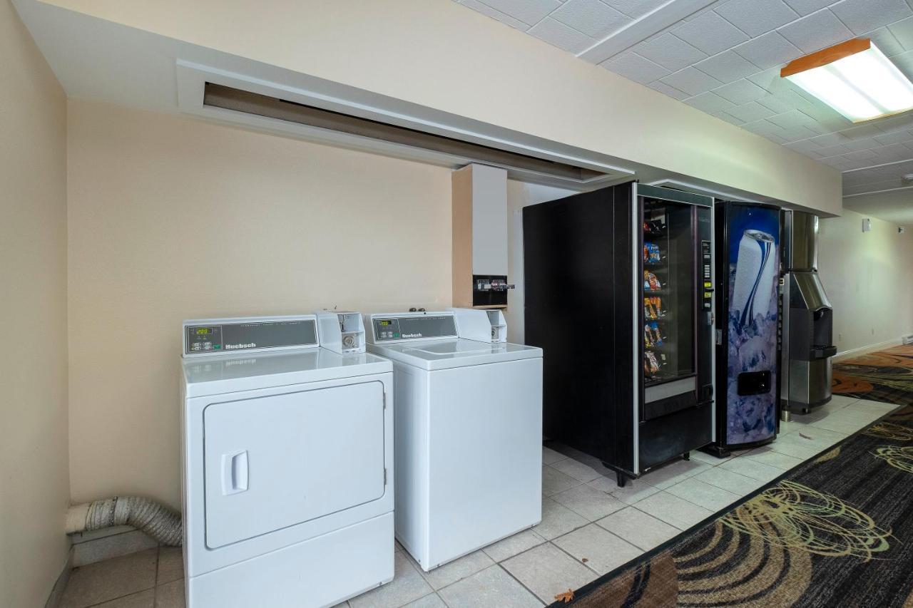 Red Roof Inn & Suites Hazleton Extérieur photo