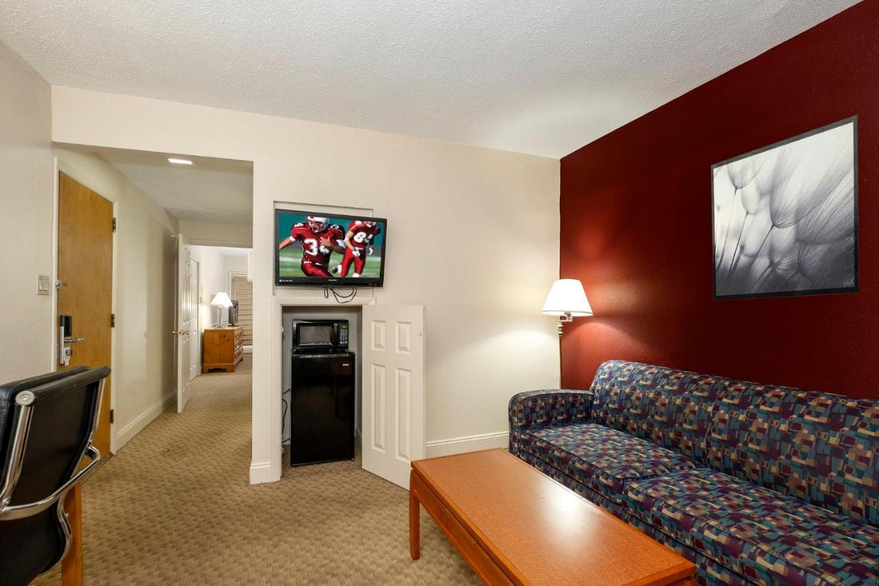 Red Roof Inn & Suites Hazleton Extérieur photo